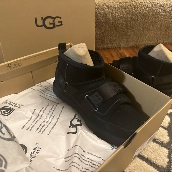 UGG | Classic Ultra Mini Hybrid Boot in Black, size 8 - Picture 5 of 7